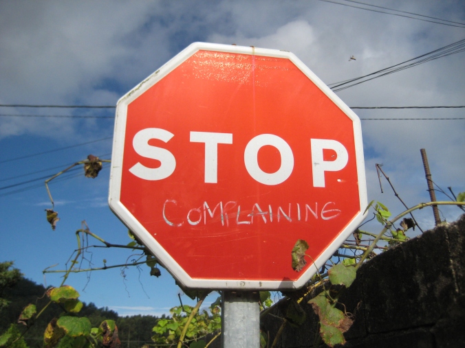 Ein Schild, das alles Wichtige zusammenfasst: Hör auf, dich zu beschweren!